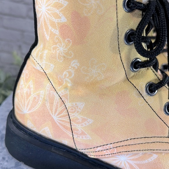 Yes We Vibe “Yellow Lotus” Cool Weather Cozy Lace-Up Combat Boots WMS 7M💛VGUC💛 - Picture 8 of 11
